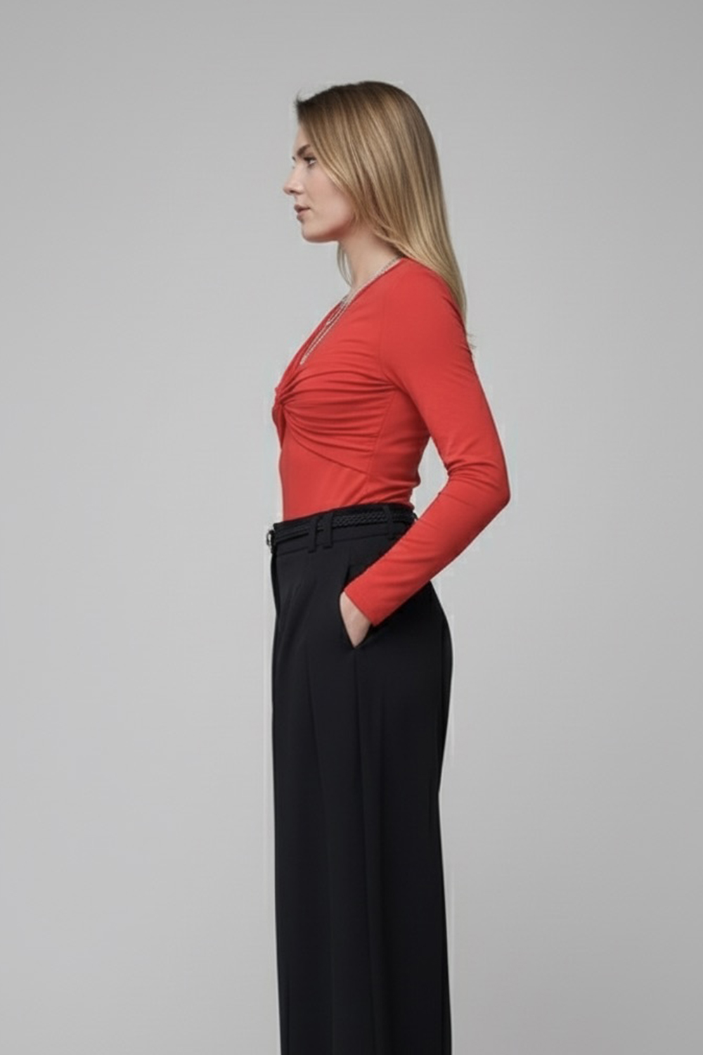 Червоний лонгслів з асиметричним драпіруванням