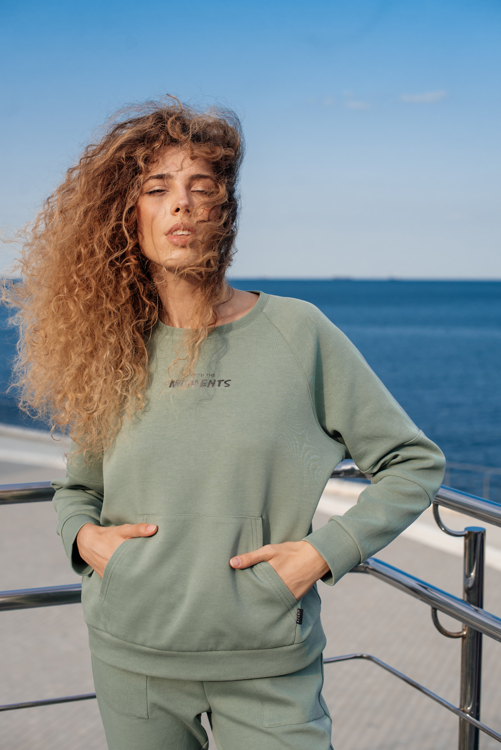 Sweatshirt with raglan sleeves and lettering