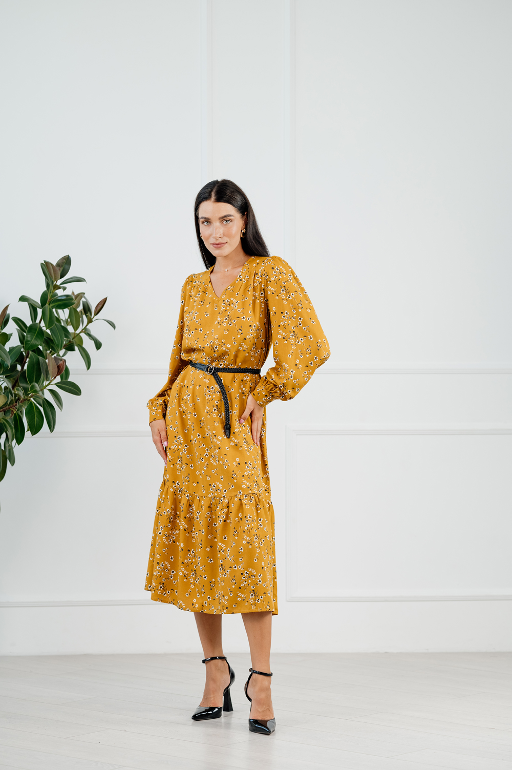 Abstract print midi dress in mustard collor.