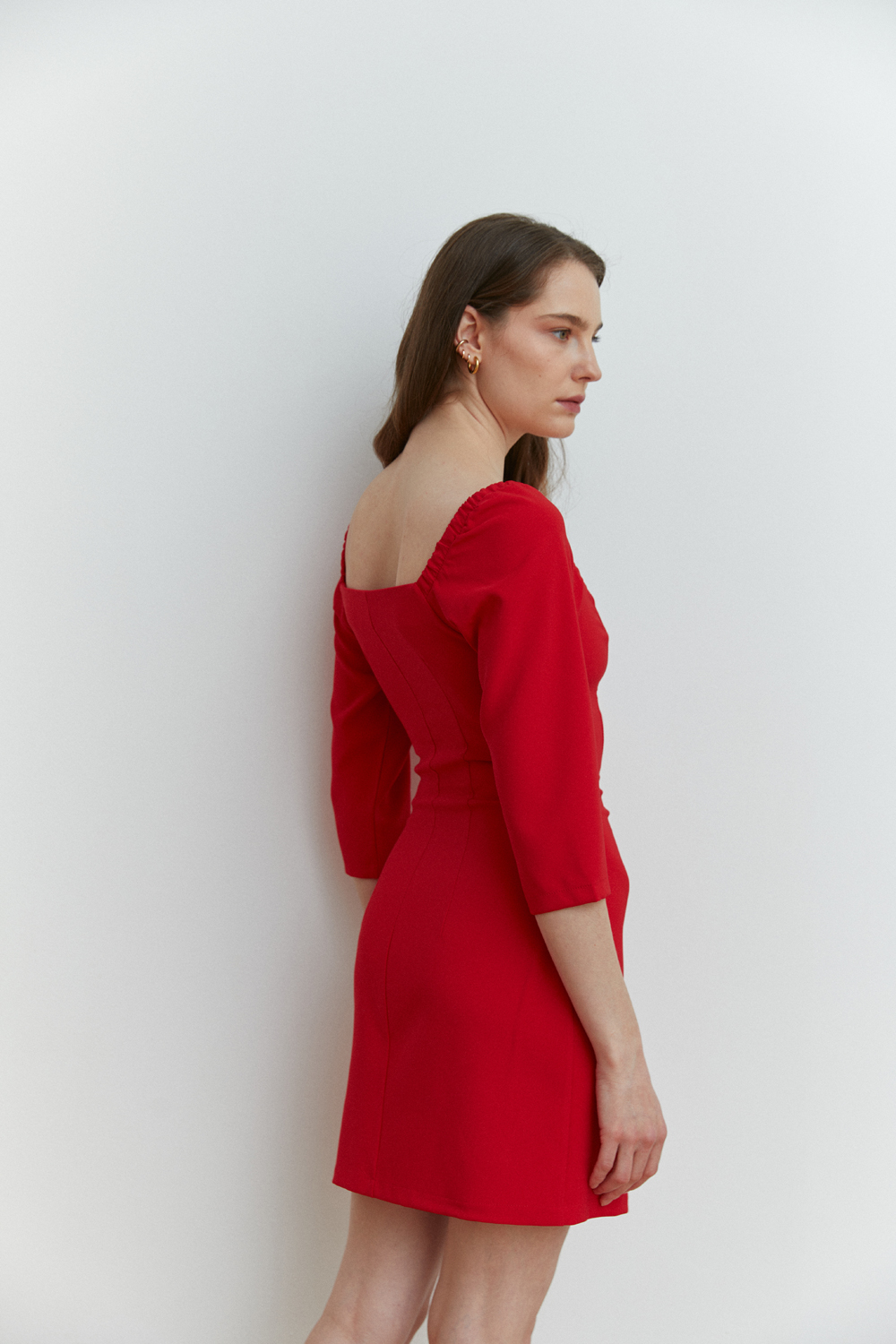 Красное приталенное платье мини с глубоким вырезом горловины
