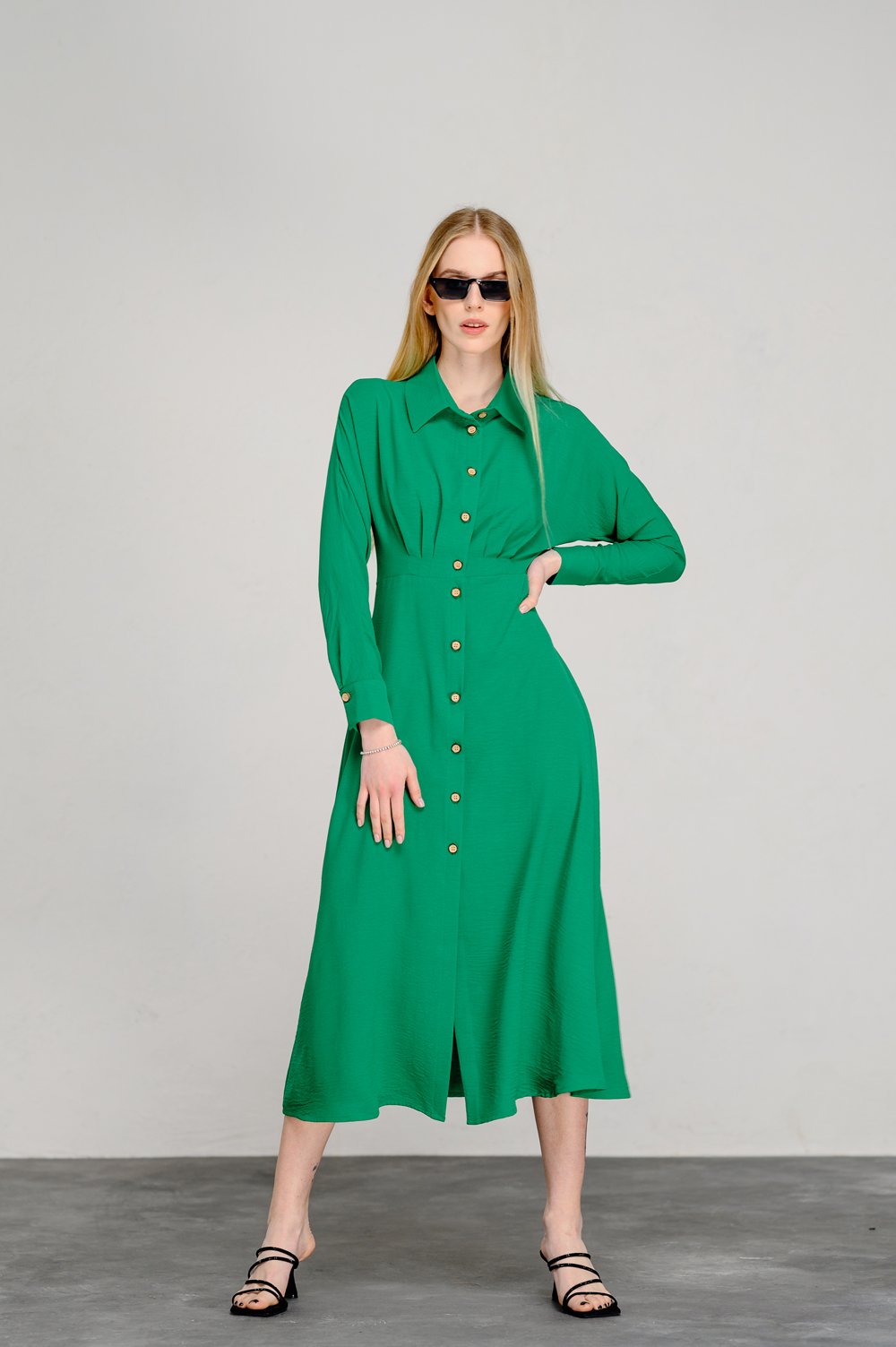 Зелёное полуприталенное платье с юбкой-трапецией