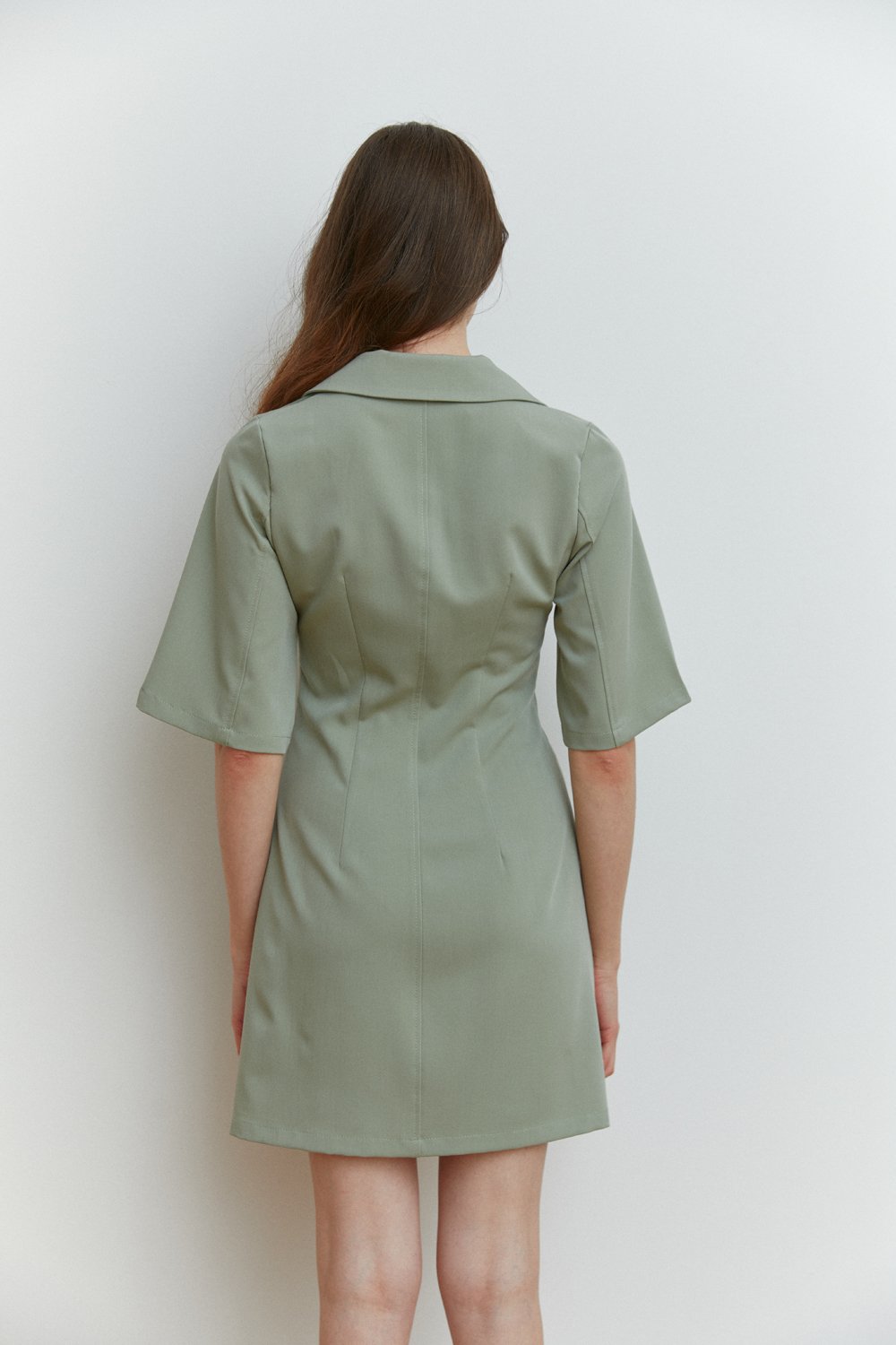 Оливкова напівприталена сукня-міні з V-подібним вирізом та гострокутним коміром