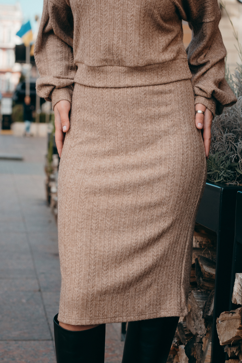 Beige knit straight-leg skirt