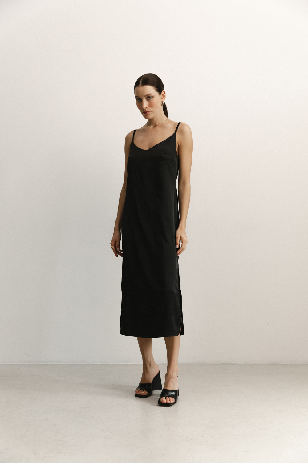 Чорна шовкова сукня-міді у білизняному стилі