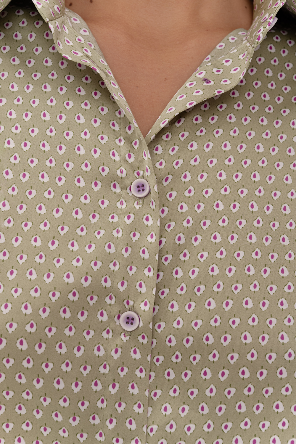 Элегантная блуза свободного кроя оливкового цвета