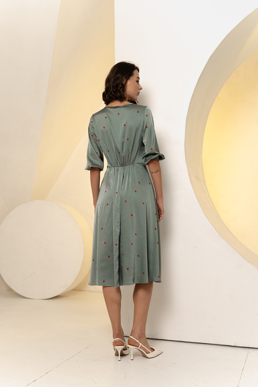 Semi-fitted midi dress with a loose skirt in emerald color