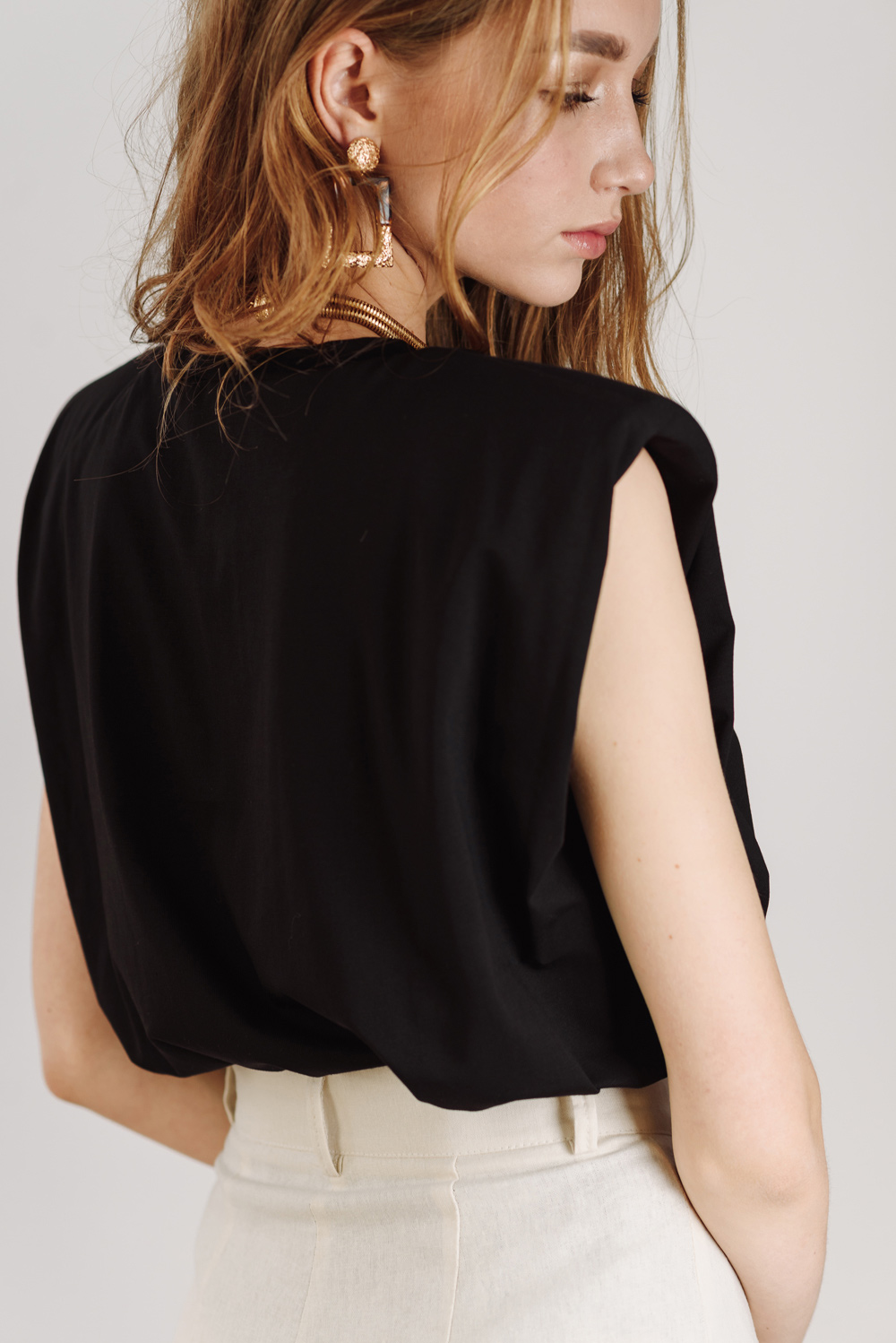 Black shoulder pad T-shirt 