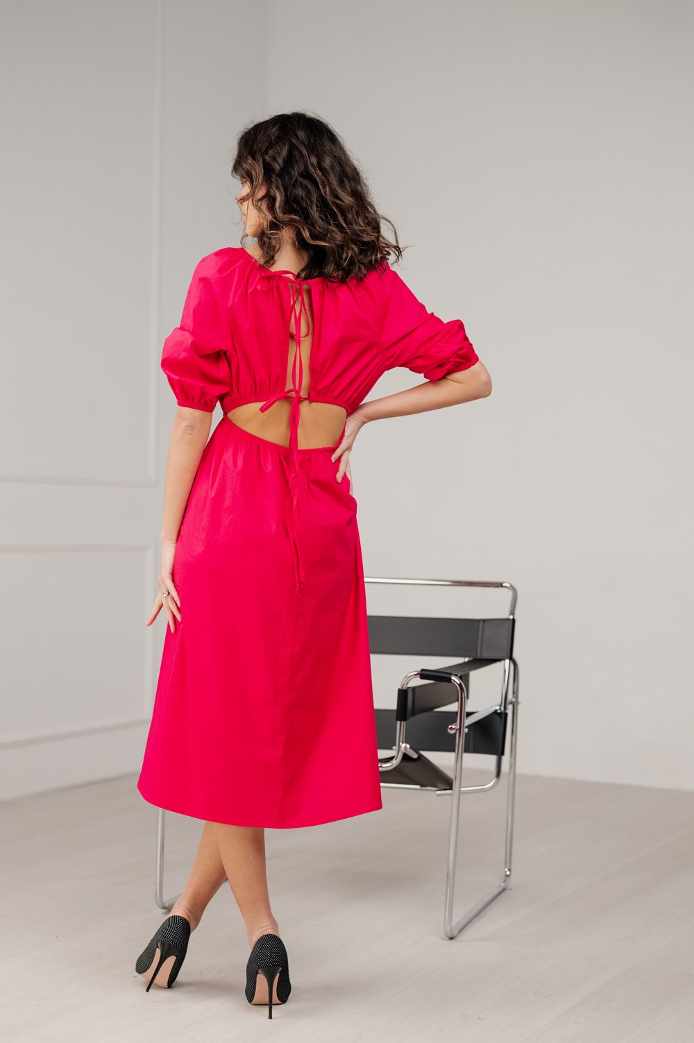 Сезонна сукня-міді вільного крою у яскравому кольорі 