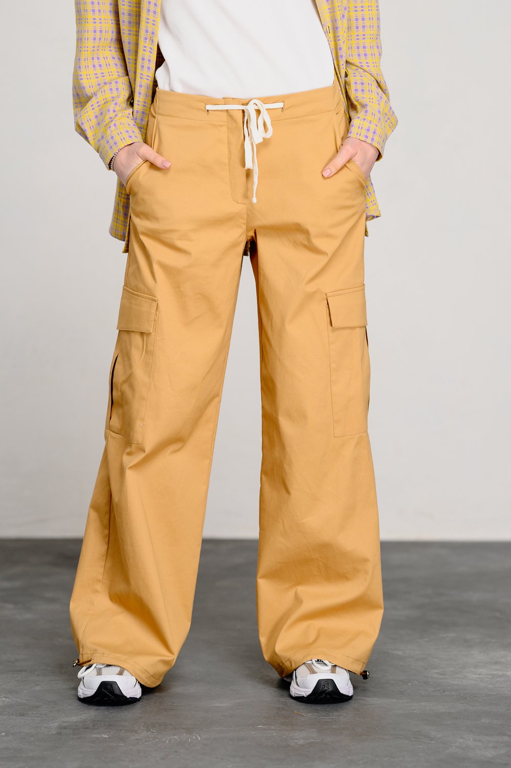 Low Waist Cargo Pants in Kemel Color