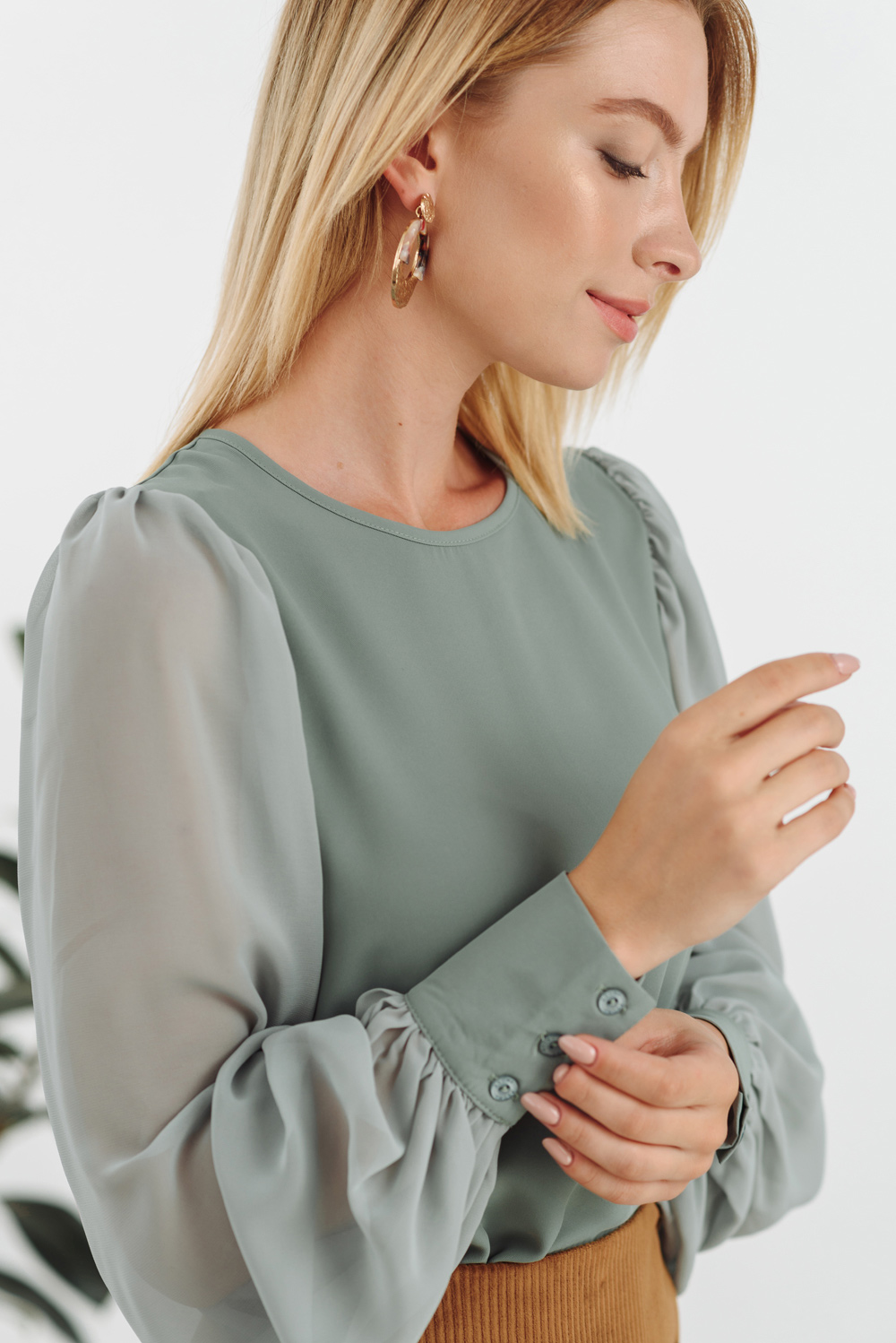 Блузка кольору шавлія з прозорим рукавом