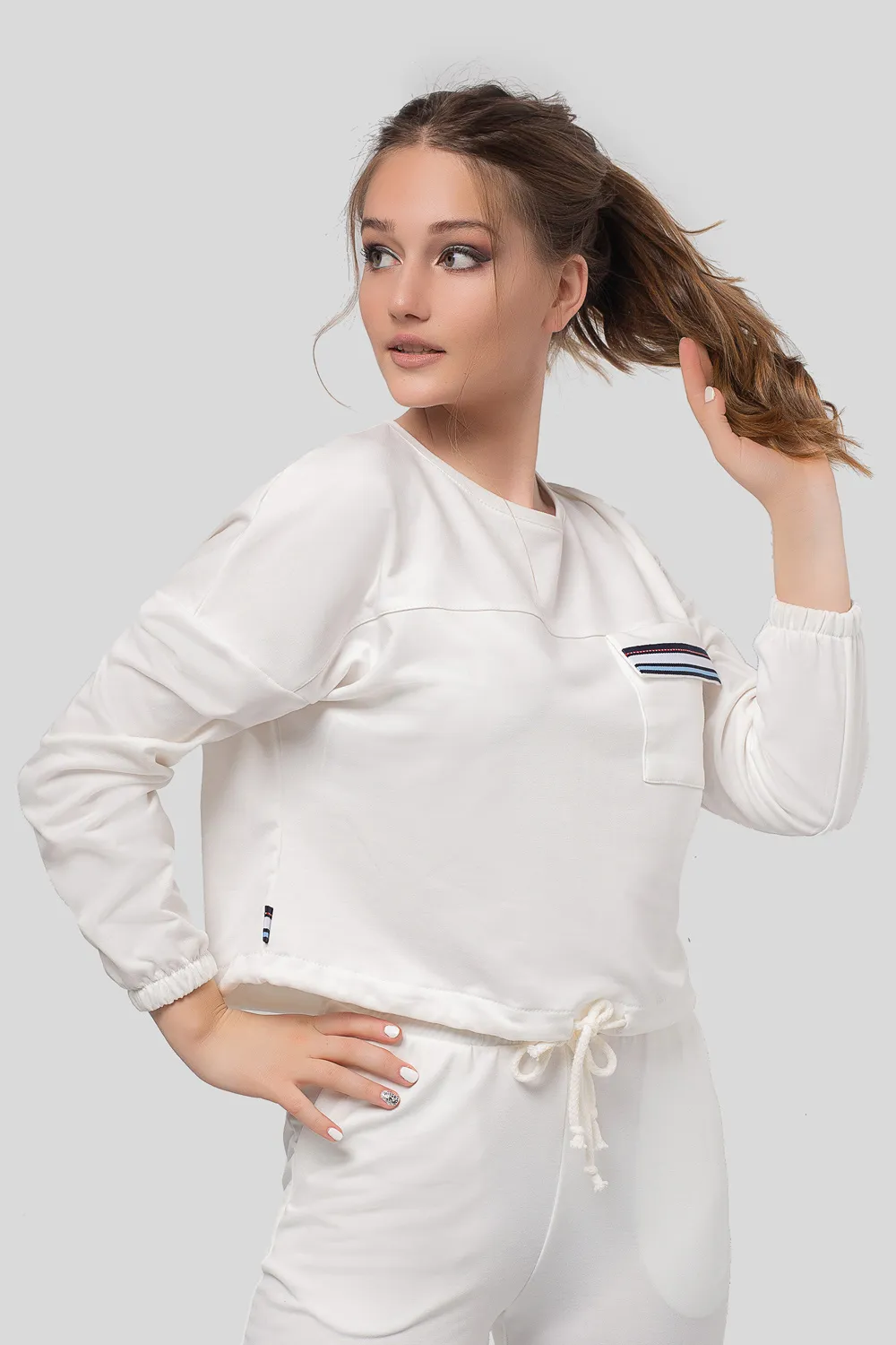 Кроп-топи: модні образи з укороченими топами