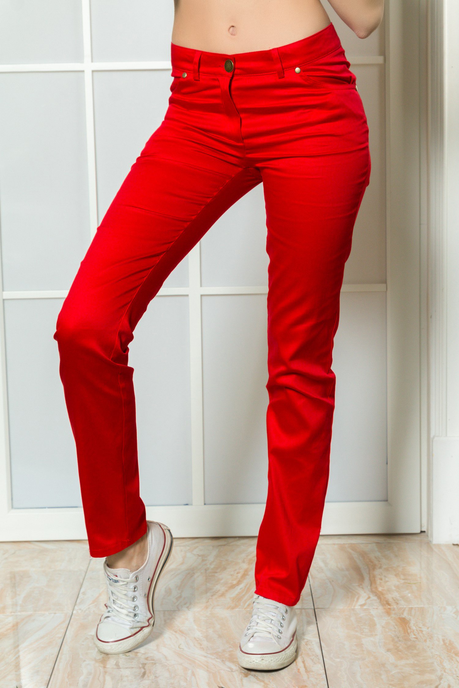 Красные зауженные брюки