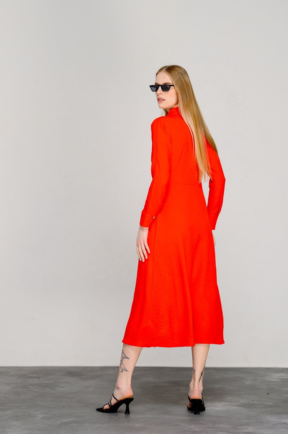 Оранжевое полуприталенное платье с эффектной юбкой-трапецией