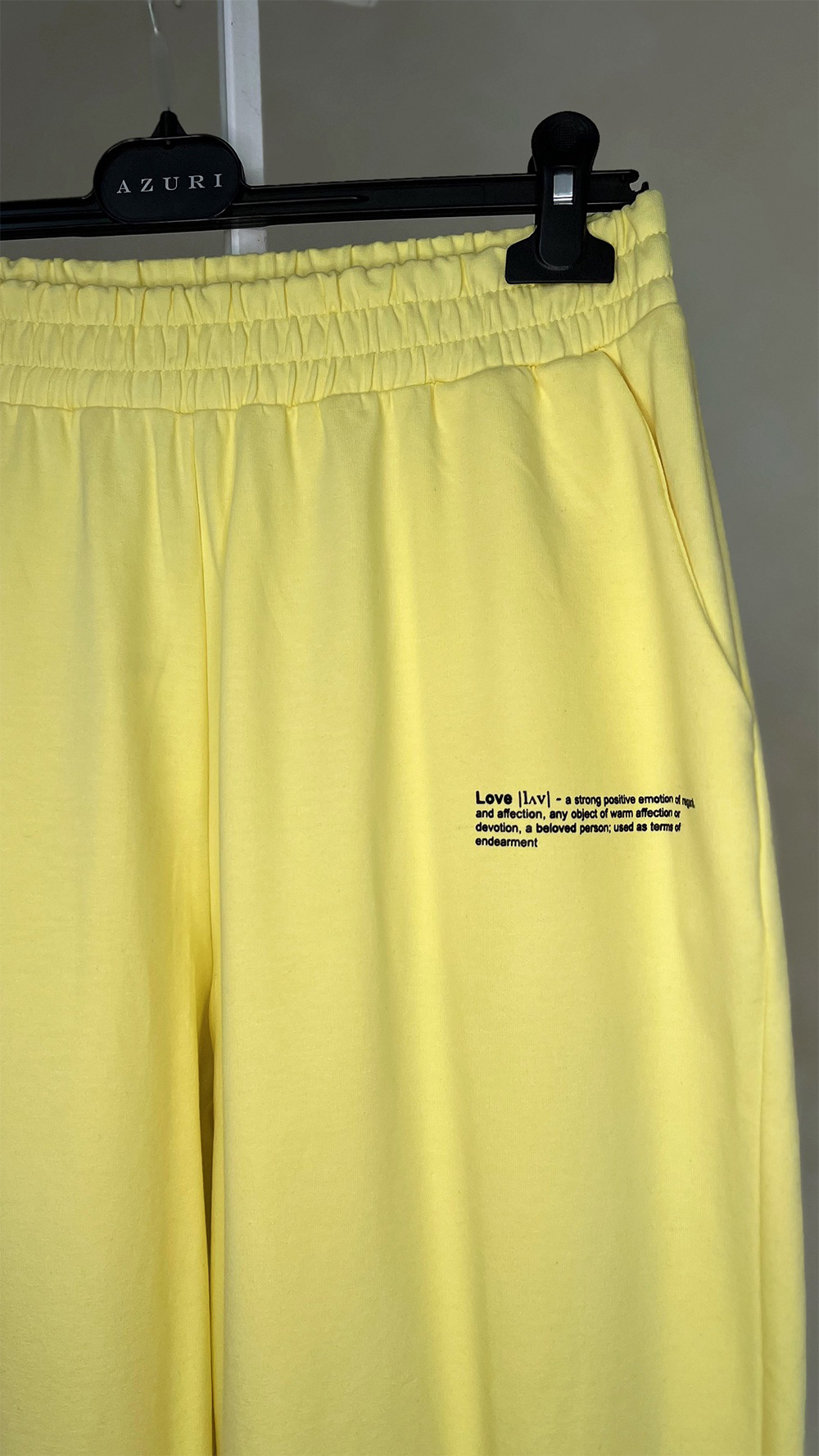Желтые спортивные брюки