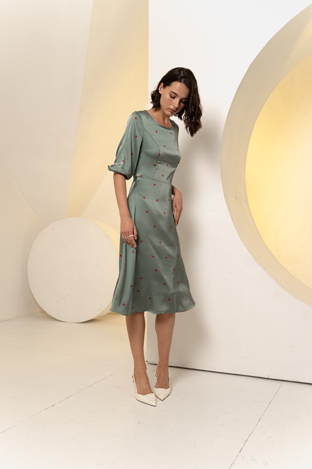 Semi-fitted midi dress with a loose skirt in emerald color