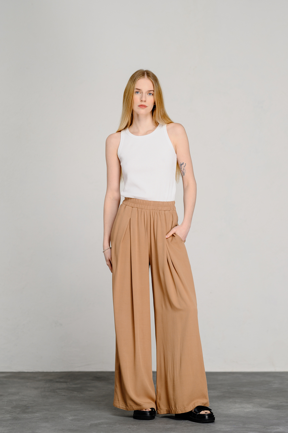 Loose Pants with Elastic Waistband in Mocha