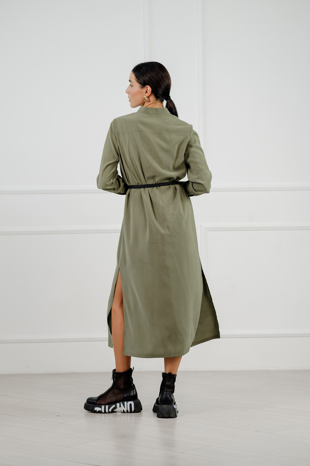 Платье-халат свободного кроя в ярком трендовом оттенке «хаки»