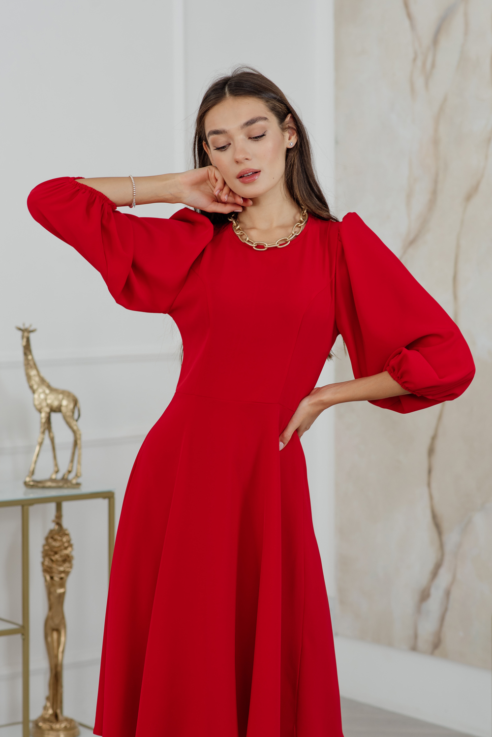 Красное платье миди с расклешенной юбкой