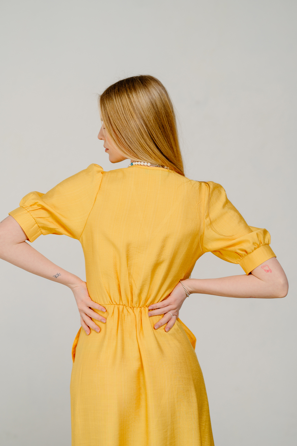 Elegant semi-fitted midi dress in yellow