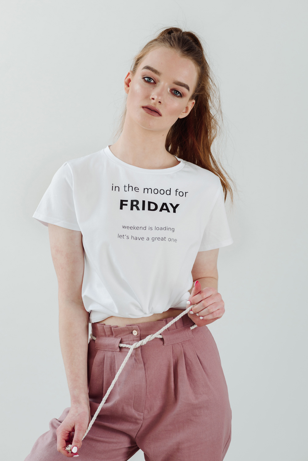 Белая футболка “Friday”
