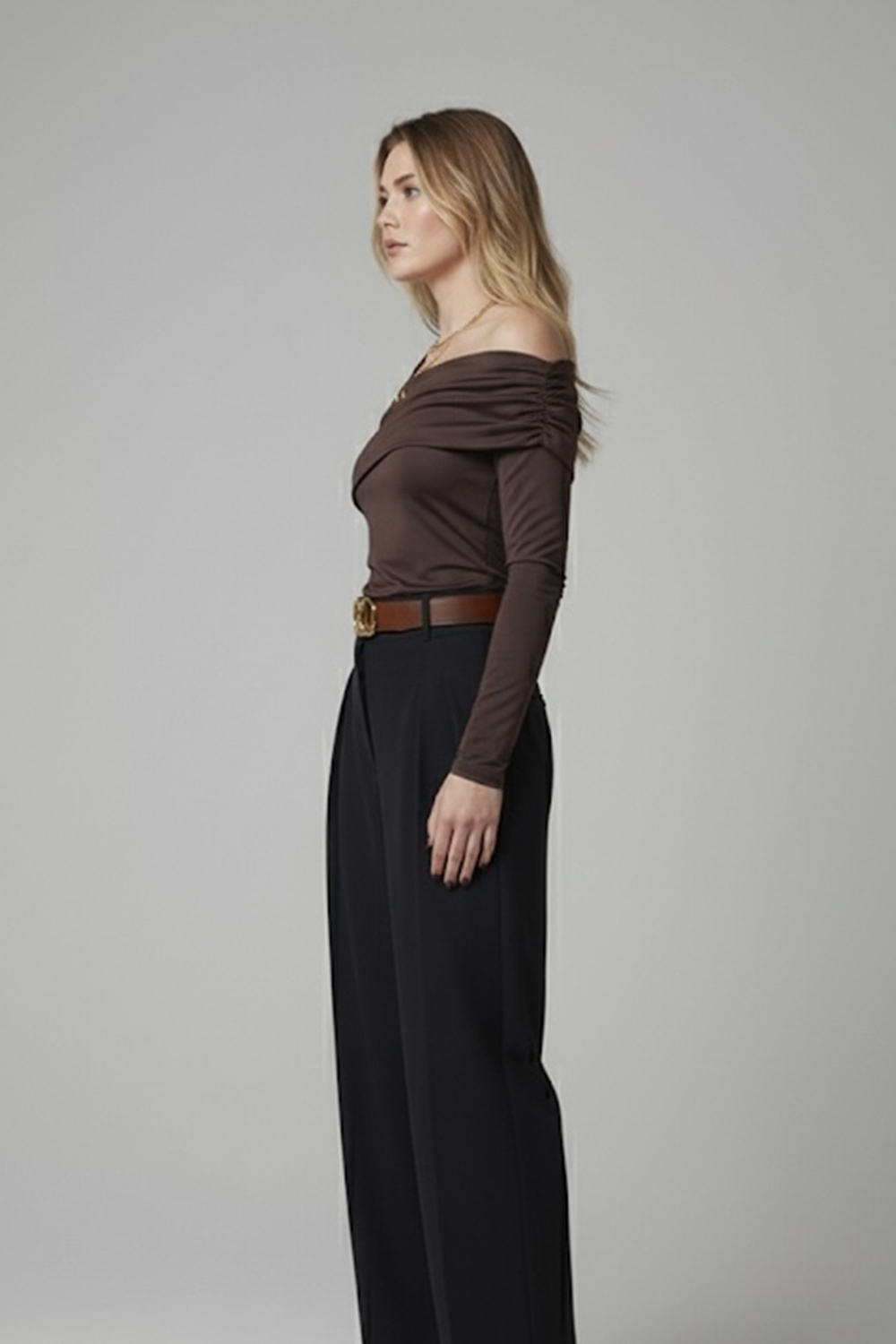 Шоколадний лонгслів з довгим рукавом та асиметричним вирізом