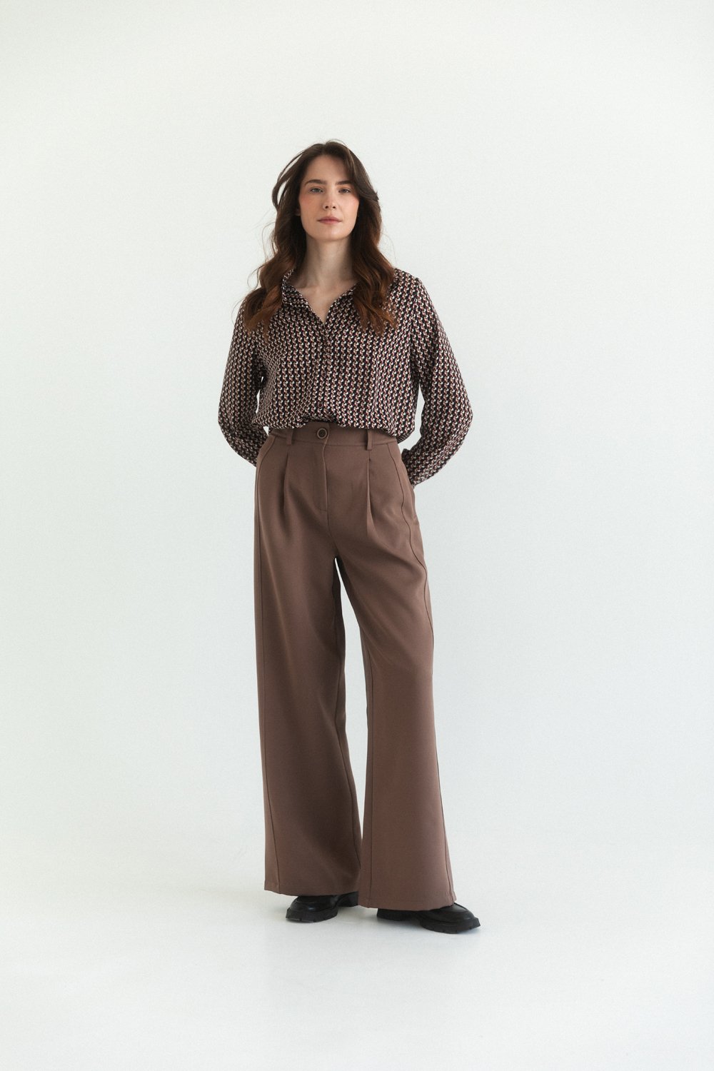 Straight fit trousers in mocha color