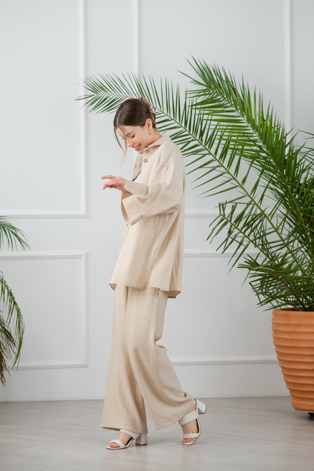 Beige two-piece suit: shirt + loose-fitting pants