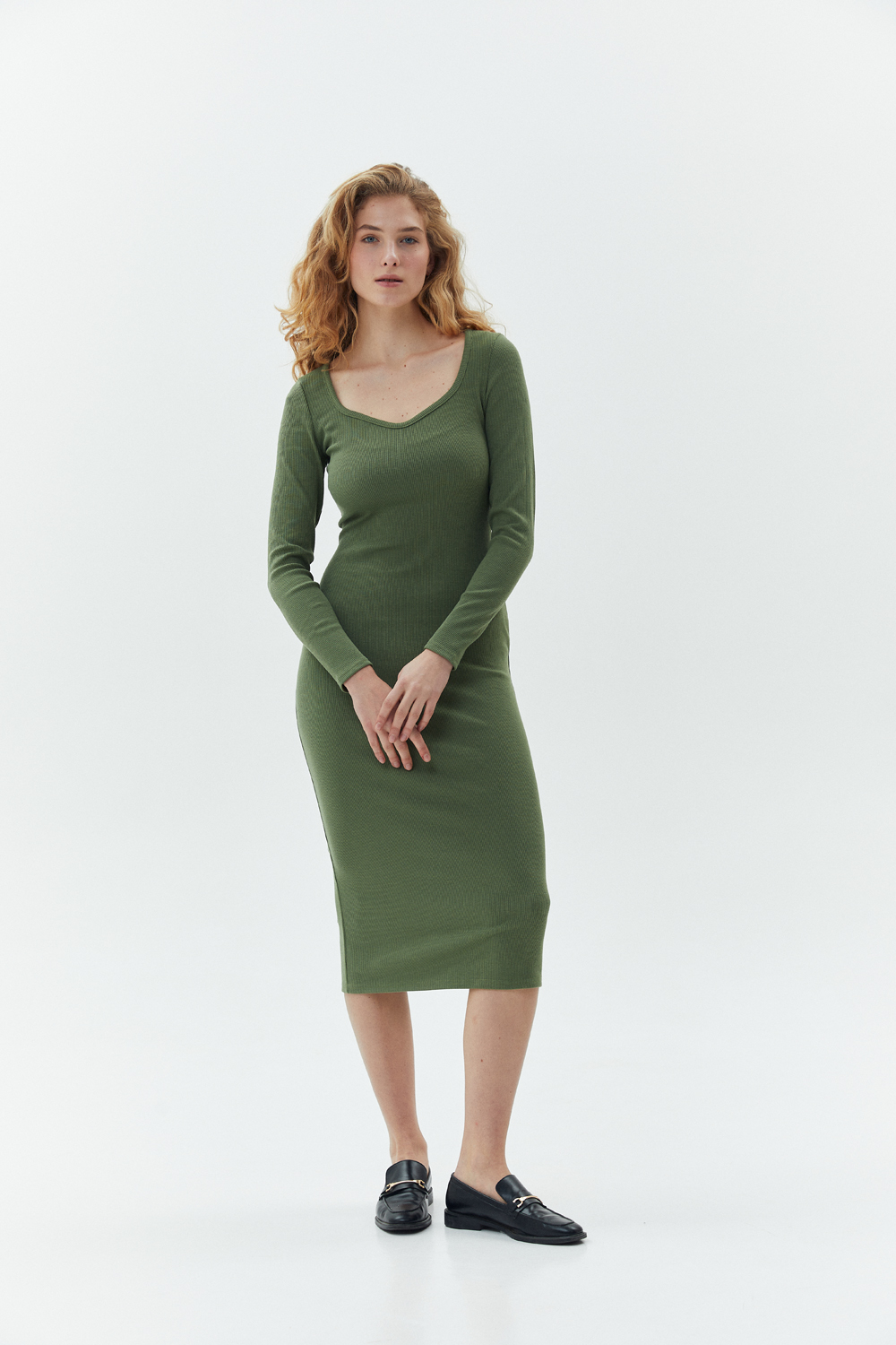 Приталенное платье с длинным рукавом оливкового цвета