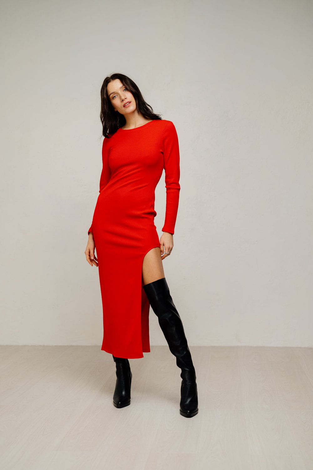 Красное платье длины миди с изящным вырезом слева. 