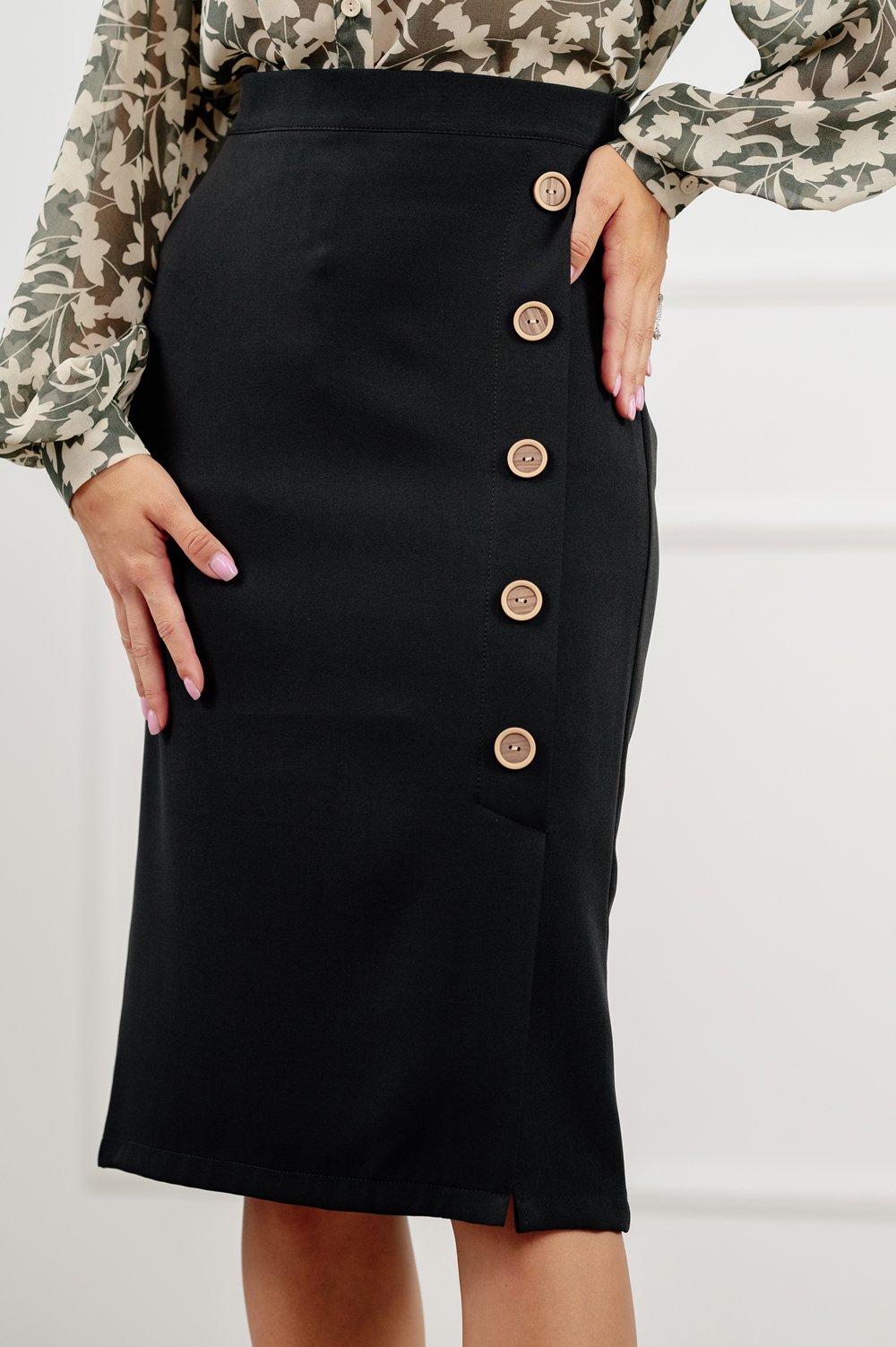 Black midi skirt with an accent button