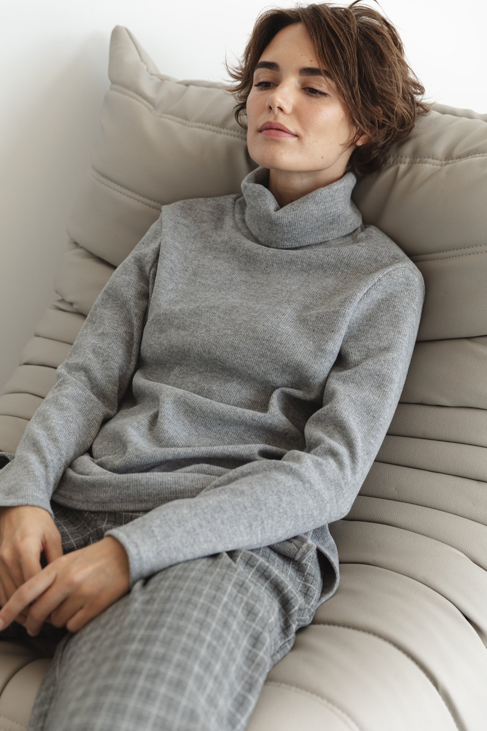 Серый трикотажный свитер-оверсайз с разрезами по бокам