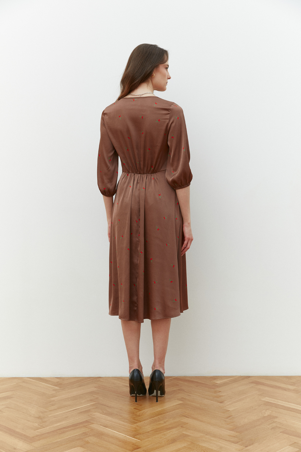 Semi-fitted midi dress with a loose skirt in Mocha color