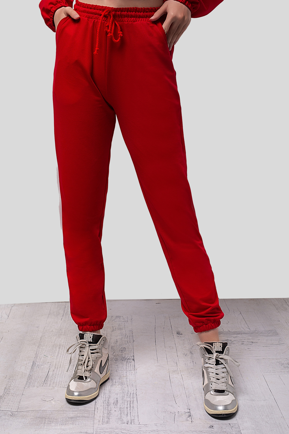 Красные трикотажные брюки на резинке