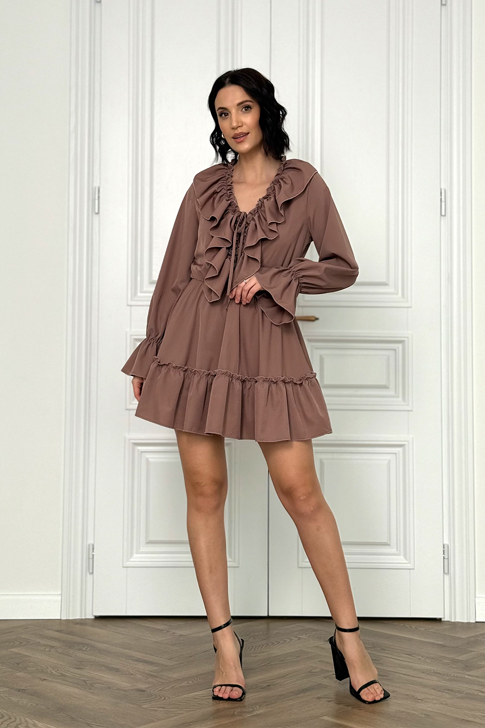 Light dress with ruffles in the color 