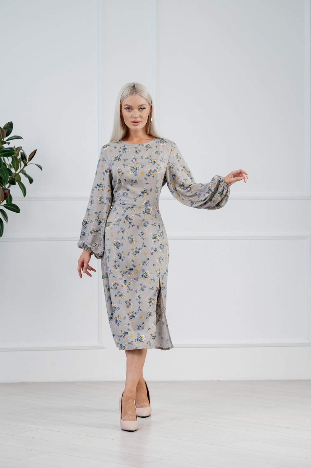 Ashy fitted midi dress in a floral print below the knee