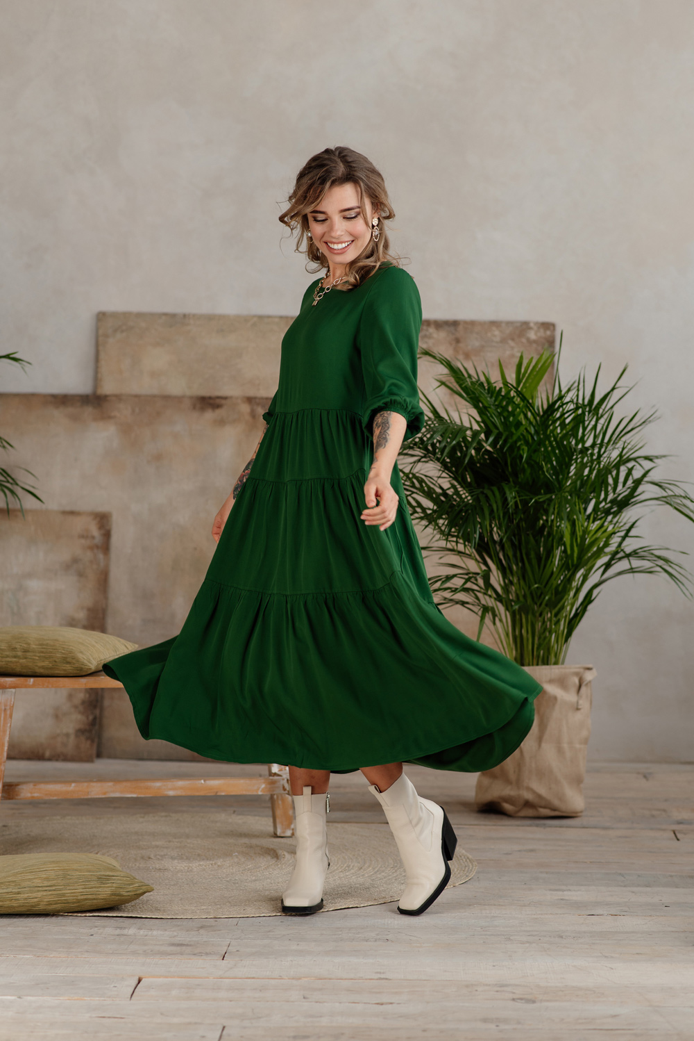 Зеленое миди платье с рюшами