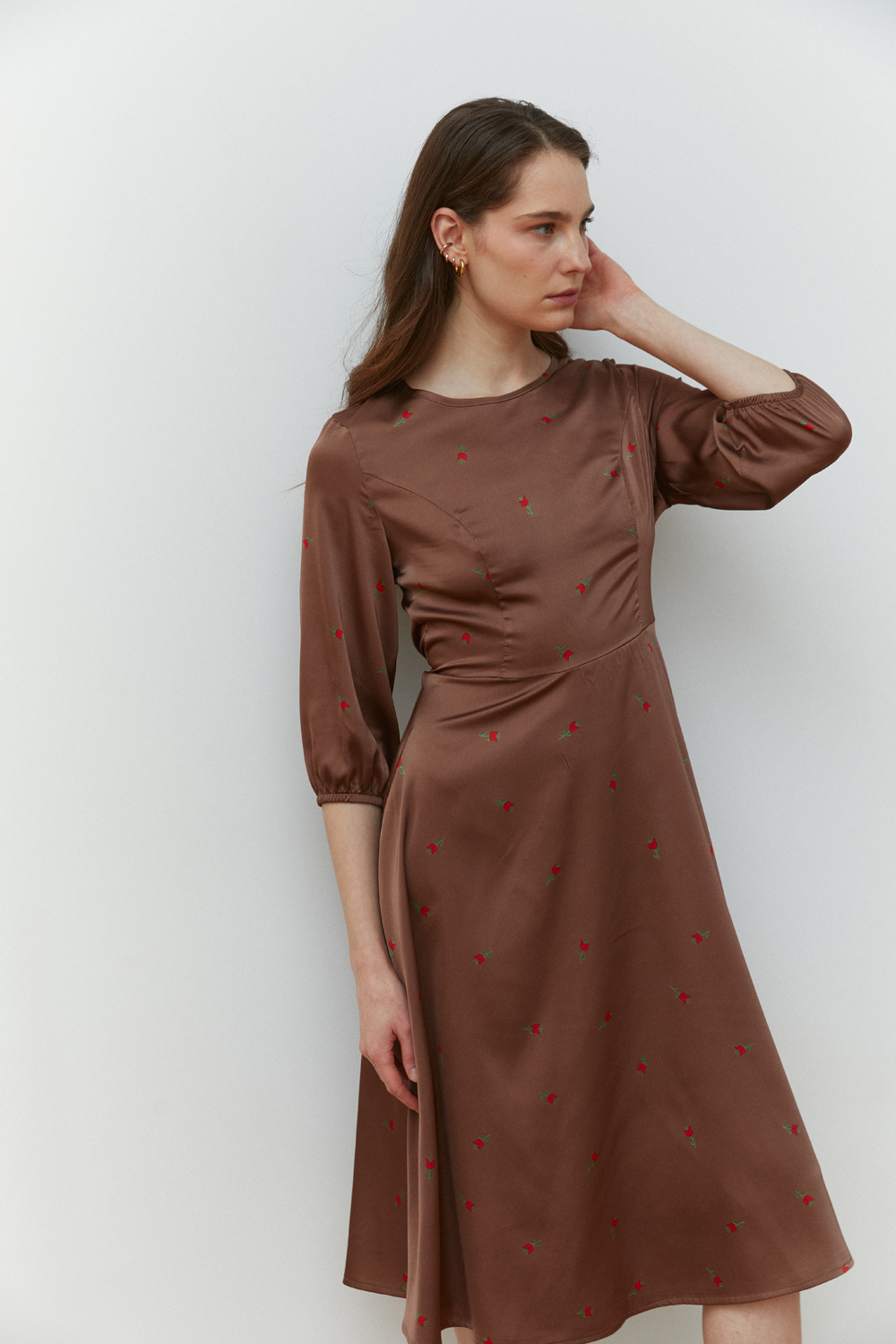 Напівприталена сукня-міді з вільною спідницею у кольорі 