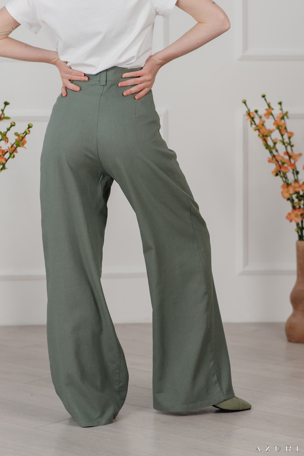 Оливковые льняные брюки с широкими штанинами
