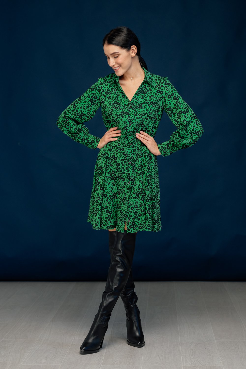 Зелёное миди-платье свободного кроя 