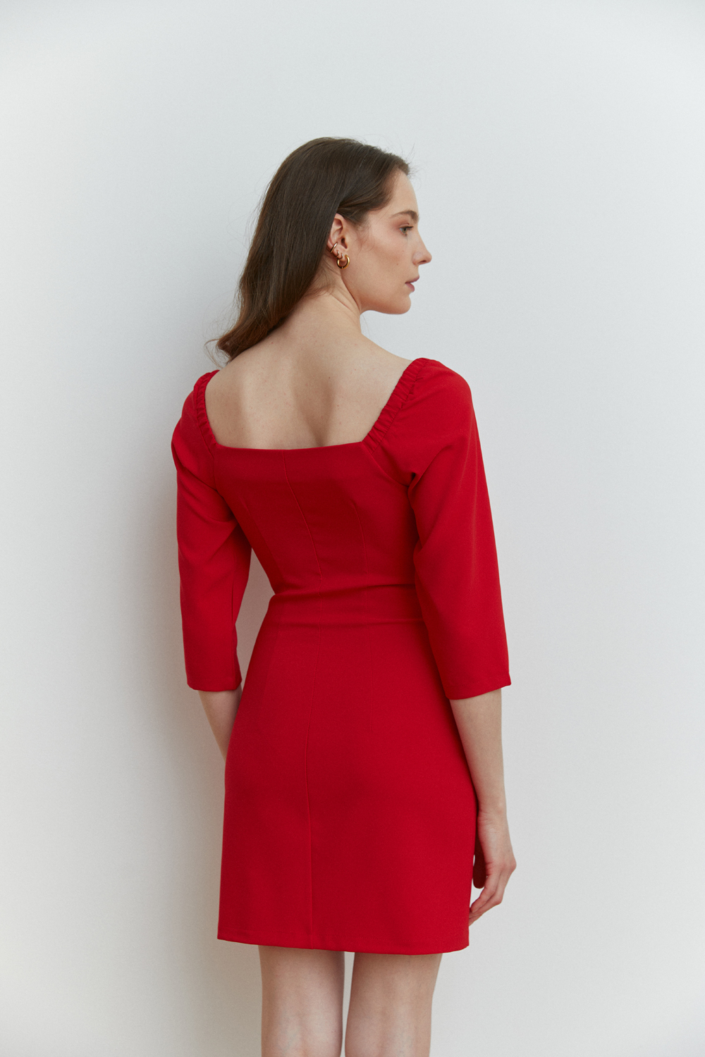 Красное приталенное платье мини с глубоким вырезом горловины
