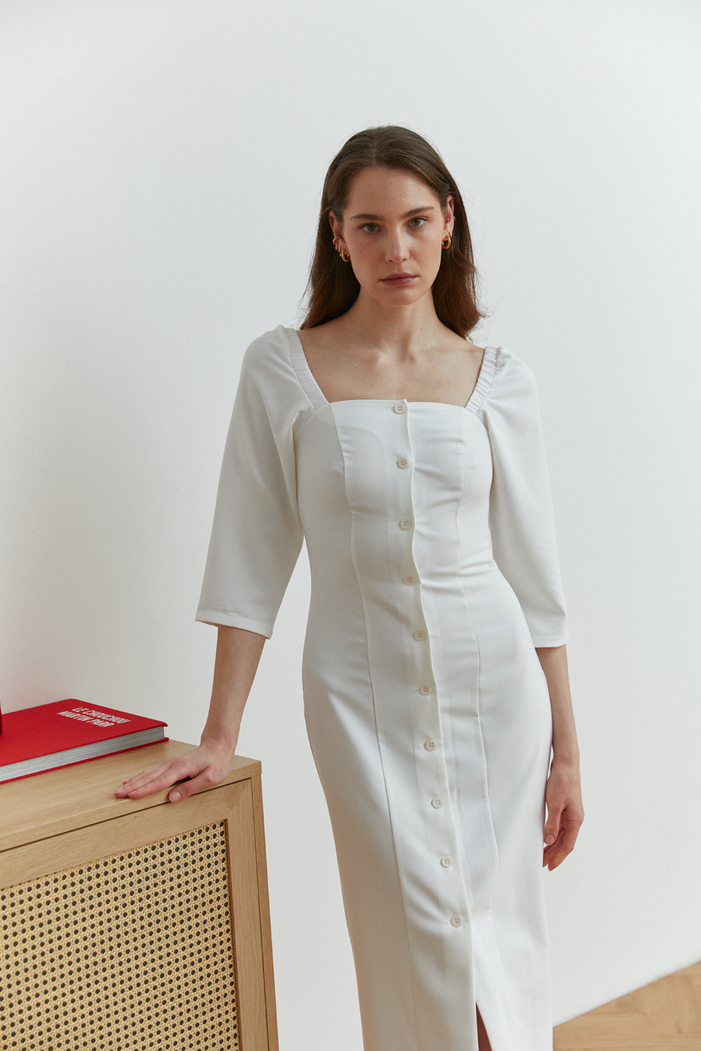 Молочна приталена сукня міді з квадратним вирізом горловини