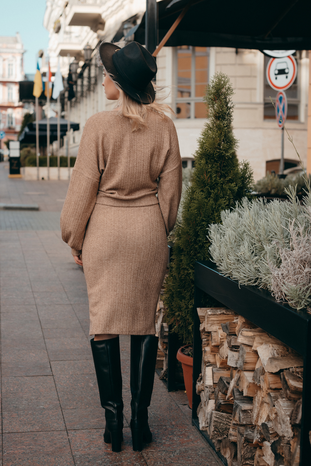 Beige knit straight-leg skirt