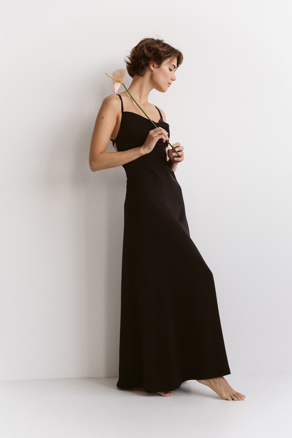 Чорна сатинова сукня у білизняному стилі з відкритою спиною