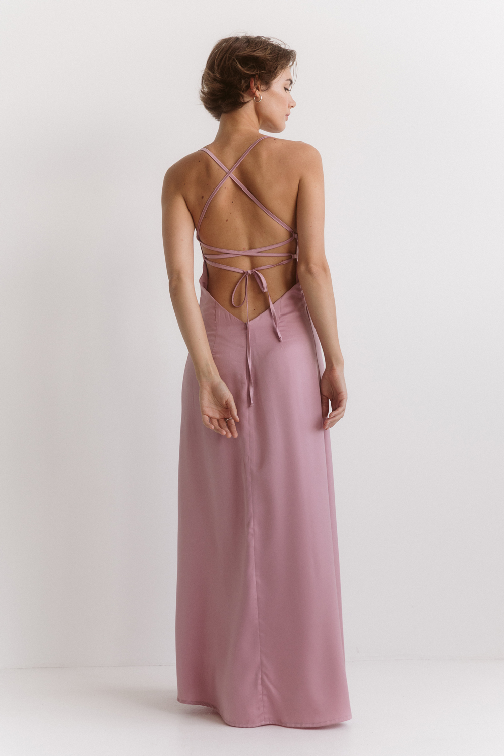 Satin dress in linen style with an open back in the color 