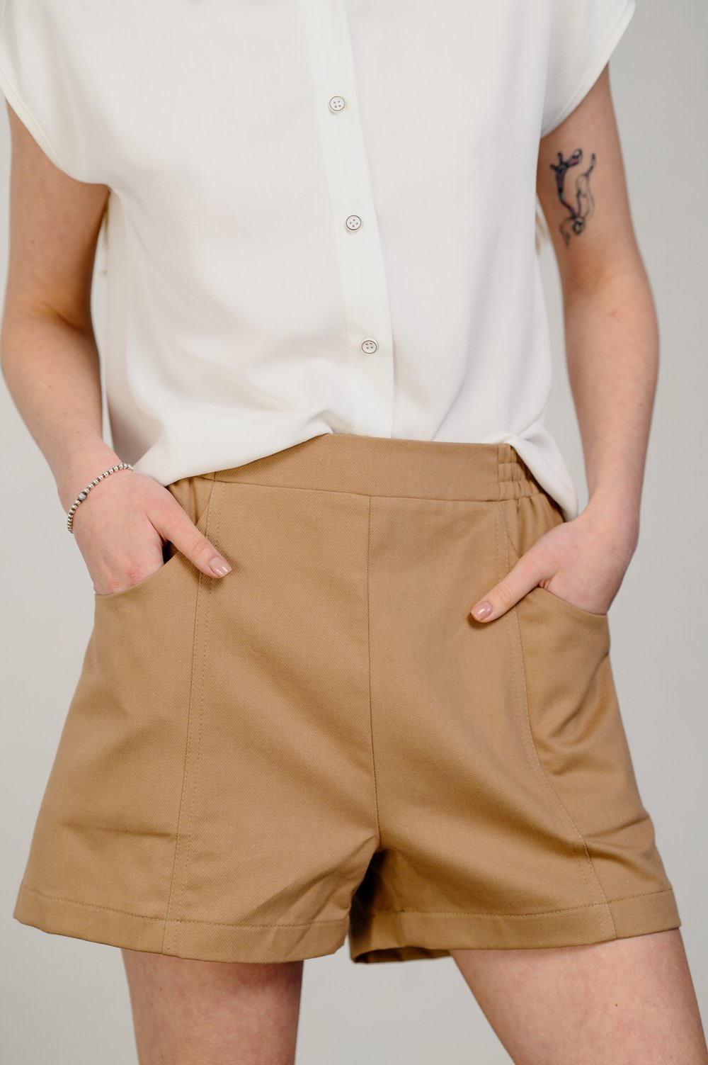 Loose shorts with elastic waistband in mocha