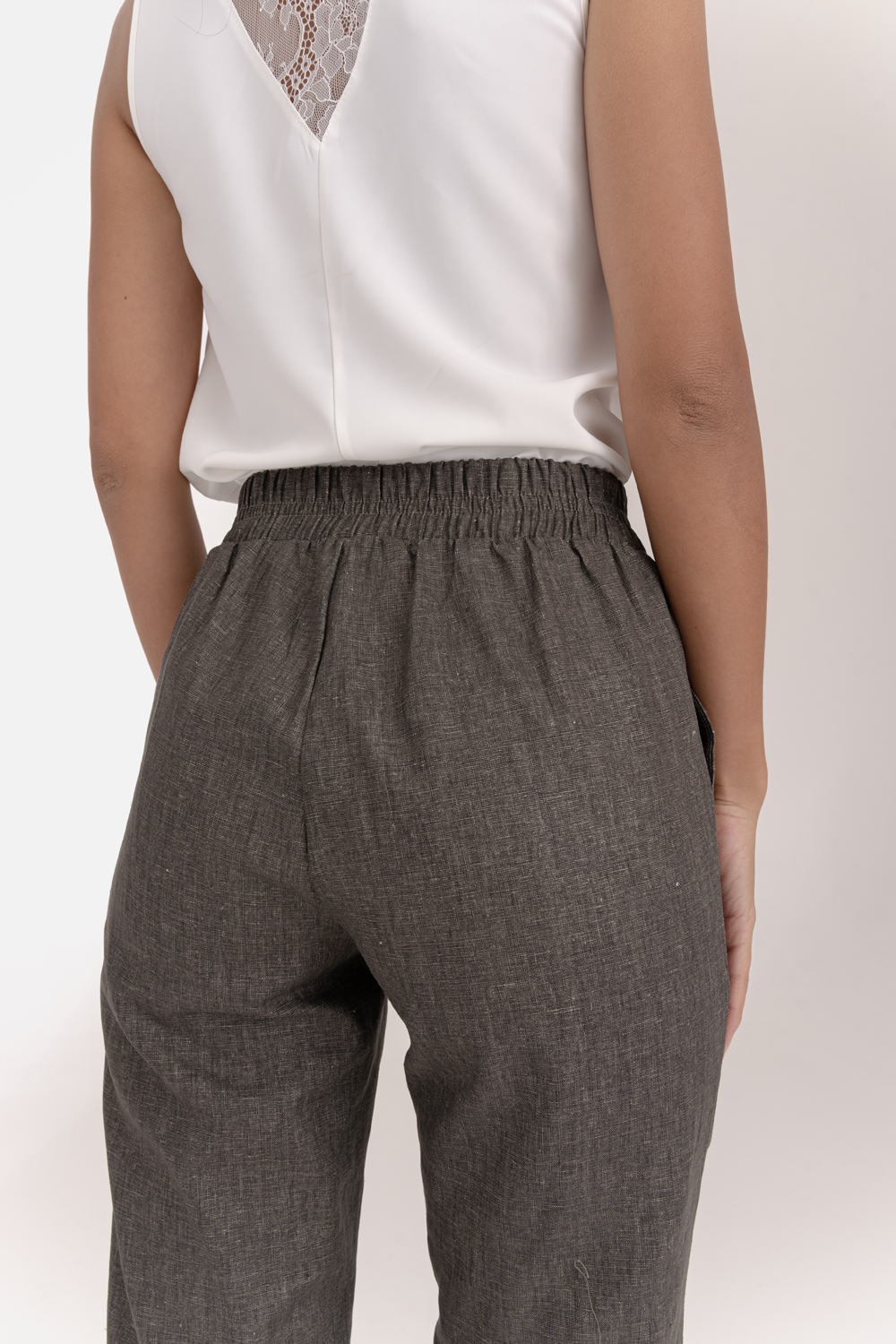 Linen trousers with elastic waistband in Hazelnut color