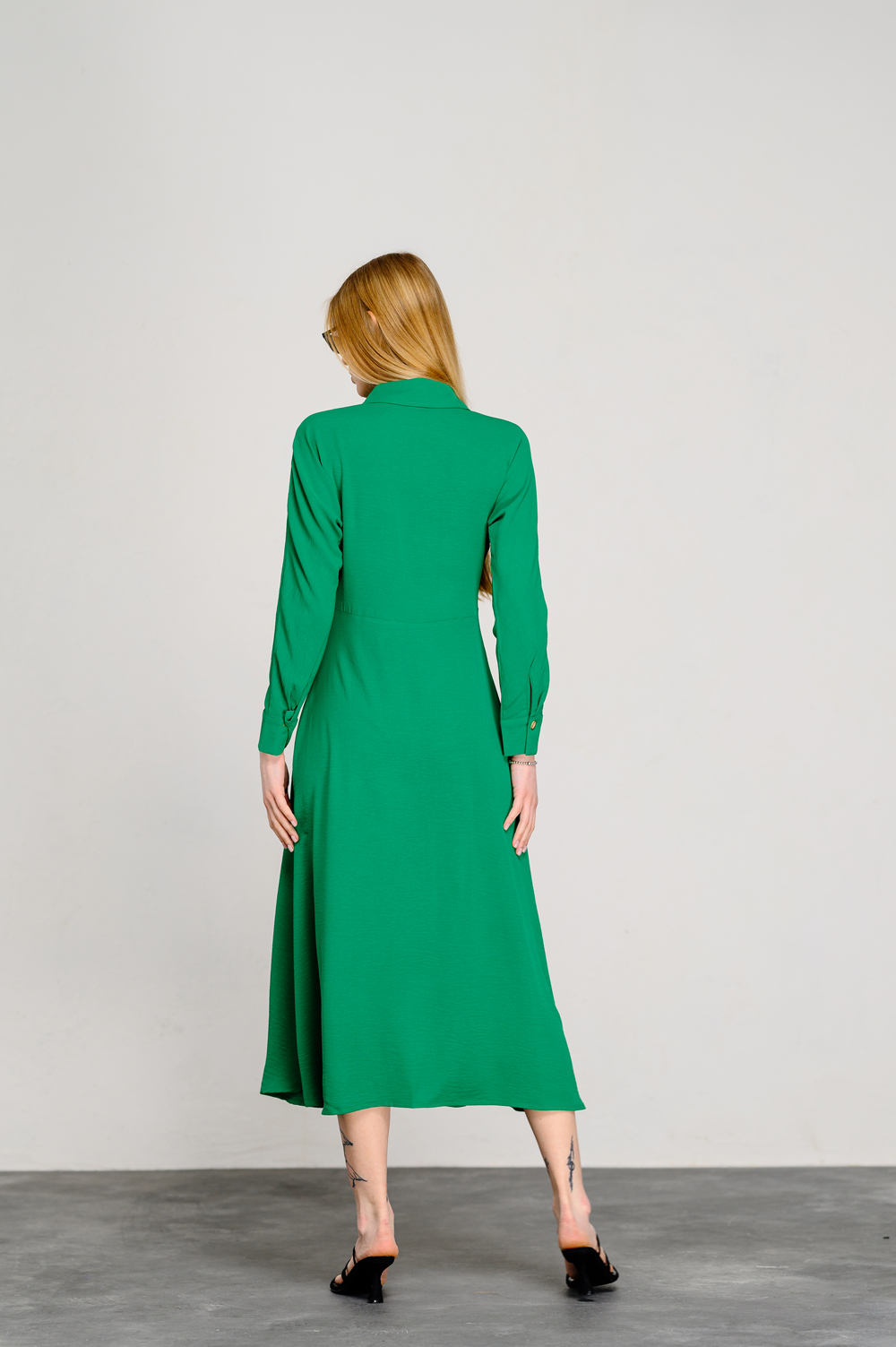 Зелёное полуприталенное платье с юбкой-трапецией