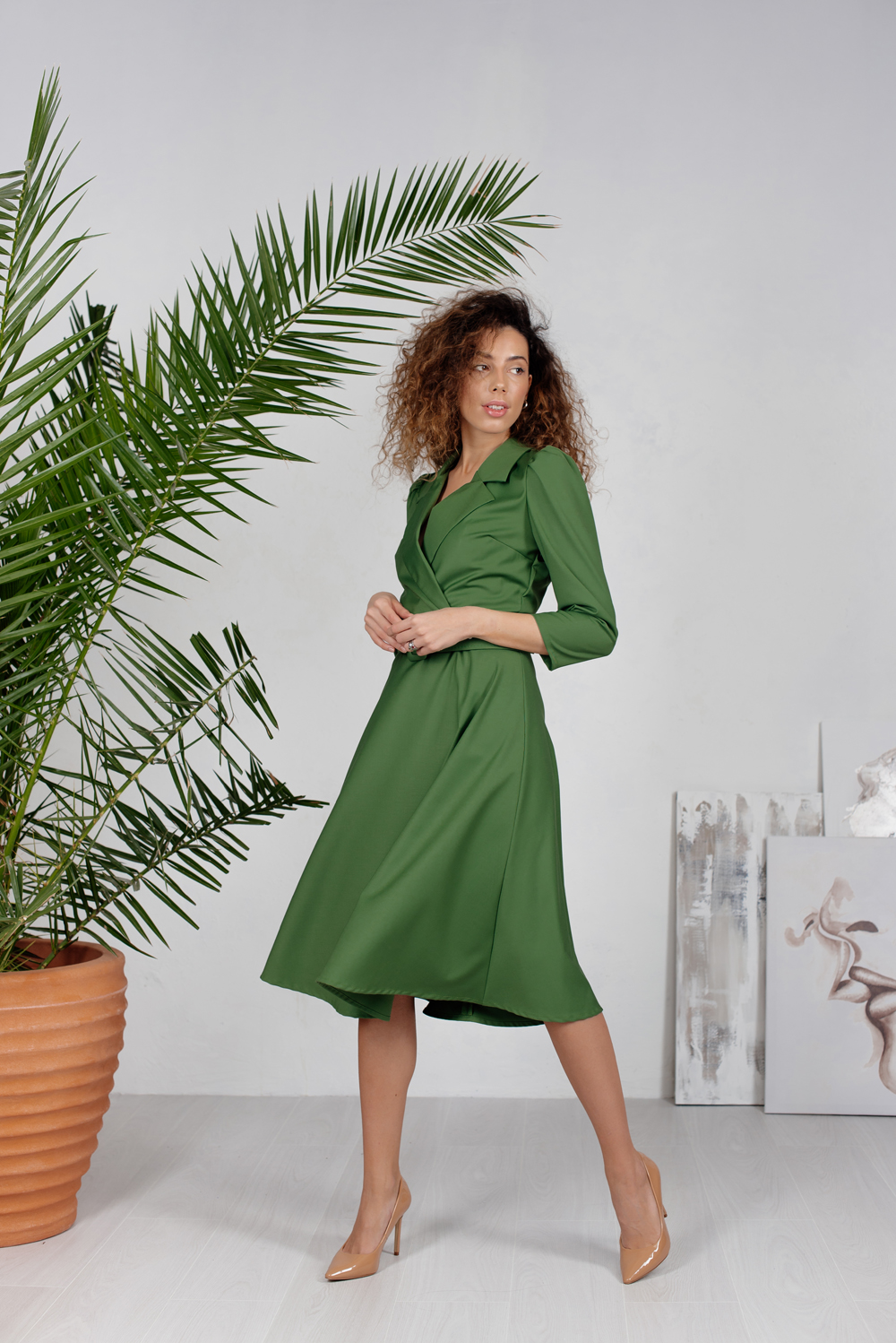 Зелёное миди платье с поясом