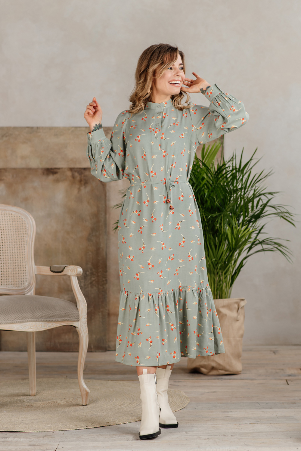 Оливковое платье с рюшей в цветочный принт