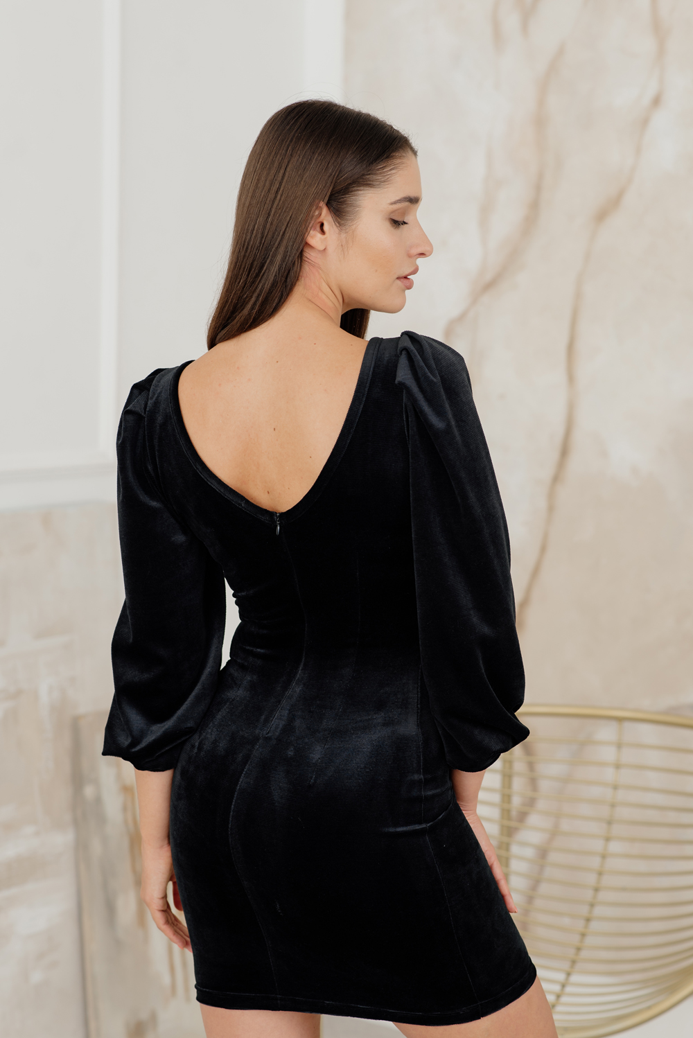 Черное бархатное платье с объемным рукавом